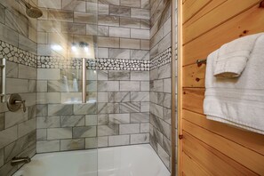 Ensemble baignoire-douche, serviettes fournies