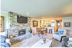 Smart TV - Waterfront Condo, Flathead Lake and Mountain Views! (Bigfork)