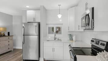 Frigorífic, microones, forn i placa de cuina