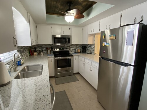 Your piece of Paradise at Palm Manor Condo