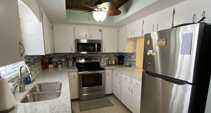 Your piece of Paradise at Palm Manor Condo