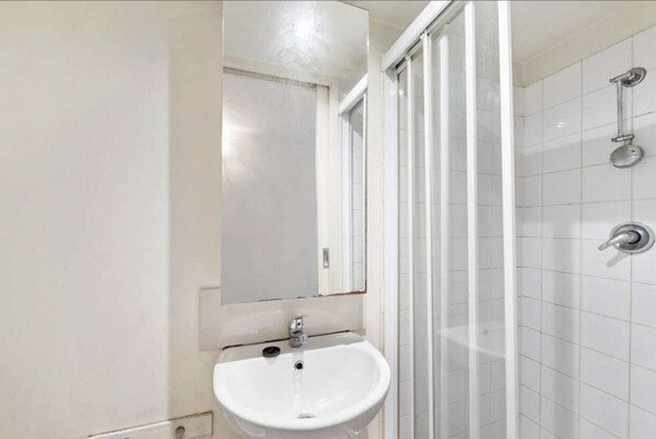 Combined shower/tub, jetted tub - Amazing Studio available to occupy (Melbourne)