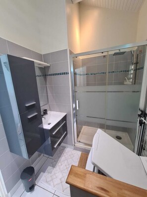 Dusche, Haartrockner, Handtücher, Toilettenpapier