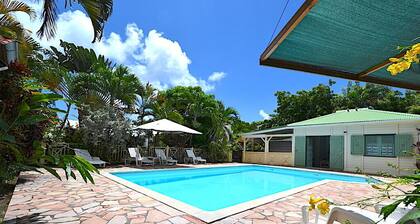 CHARMING HOUSE WITH POOL 5 MINUTES FROM THE BEACH!