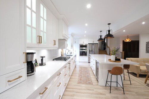 Experience The Retreat Home with hot tub and EV charge