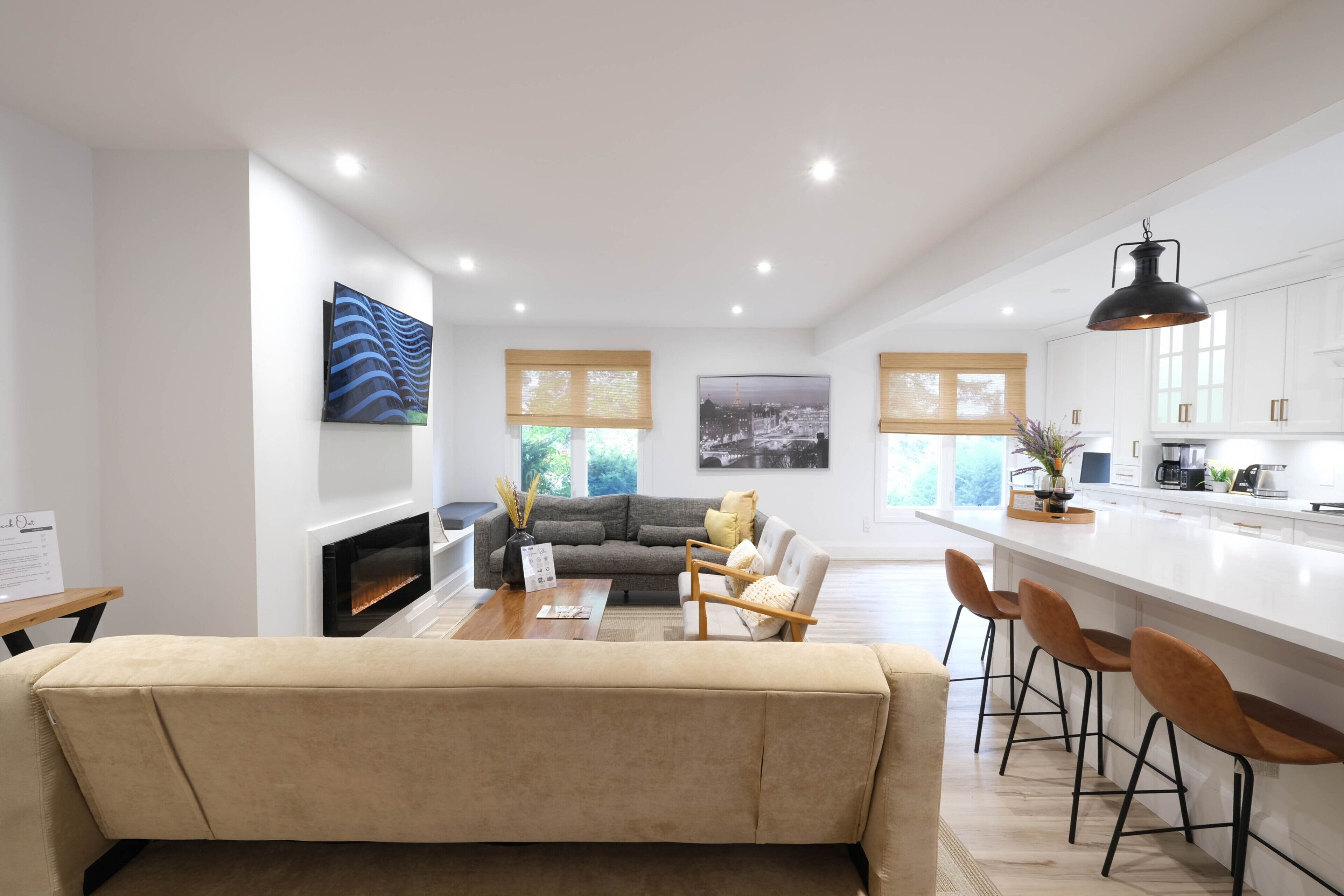 Smart-TV, Kamin, Videospiele, Bücher