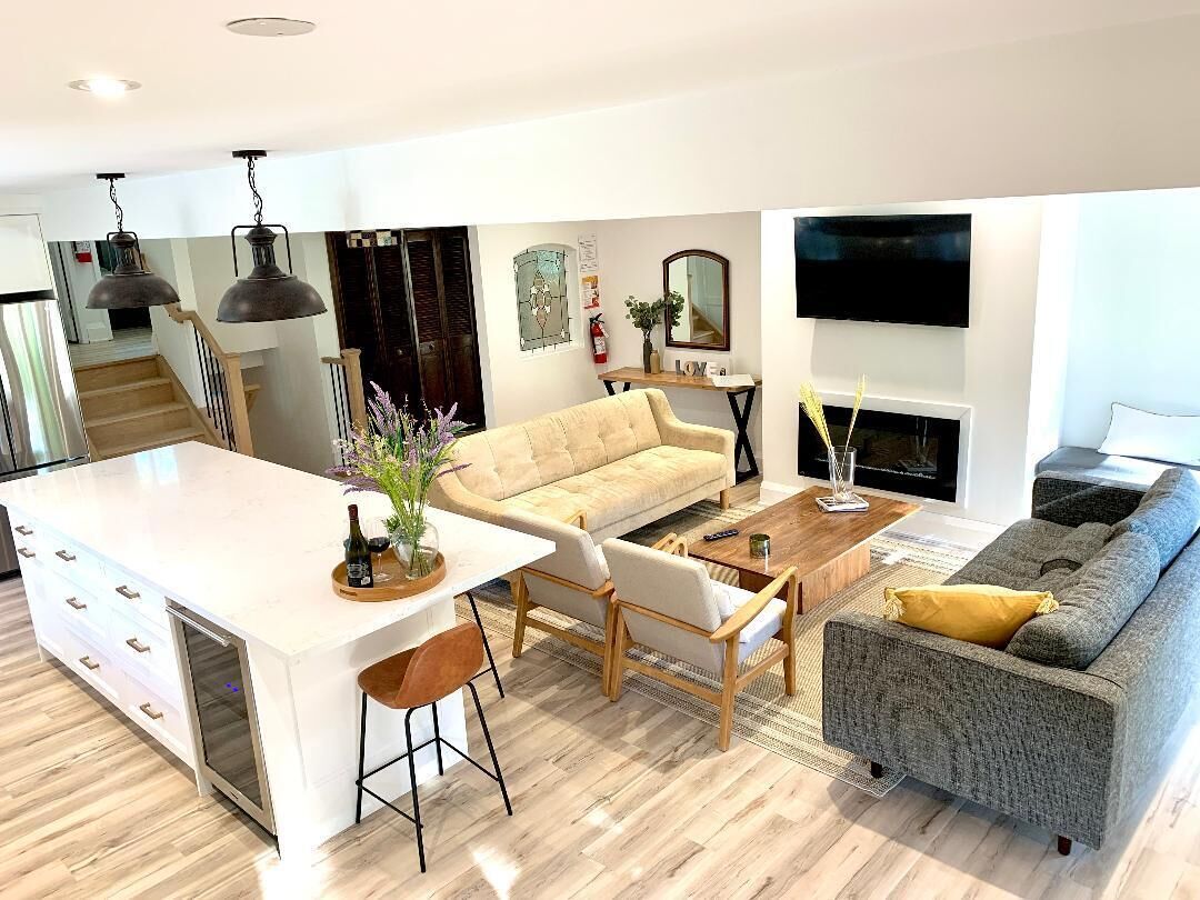 Smart-TV, Kamin, Videospiele, Bücher