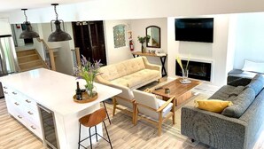 Una sala moderna con sofá, una mesa de centro y un comedor.