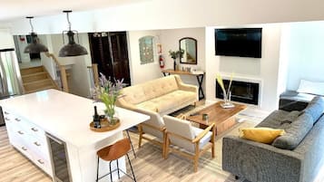 Smart-TV, Kamin, Videospiele, Bücher