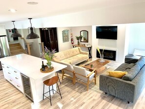 Ein modernes Wohnzimmer mit einer Couch, einem Couchtisch und einem Essbereich.