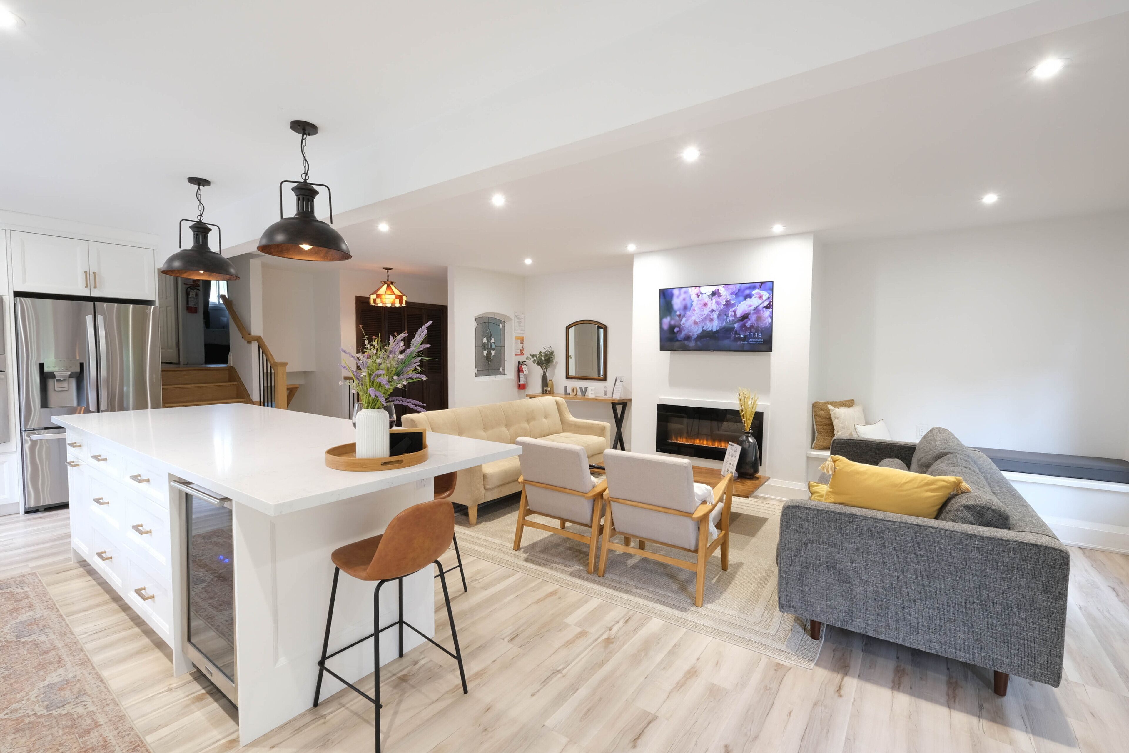 Smart-TV, Kamin, Videospiele, Bücher