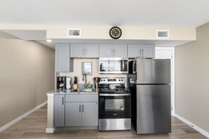 ثلاجة، ميكروويف، فرن، موقد طهي مسطح