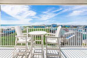 Outdoor dining - Sandcastle Condominiums Unit 532 (Port Aransas)