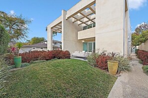 Exterior - Luxury 3 Bedroom just steps from Laguna Beach (Laguna Beach)