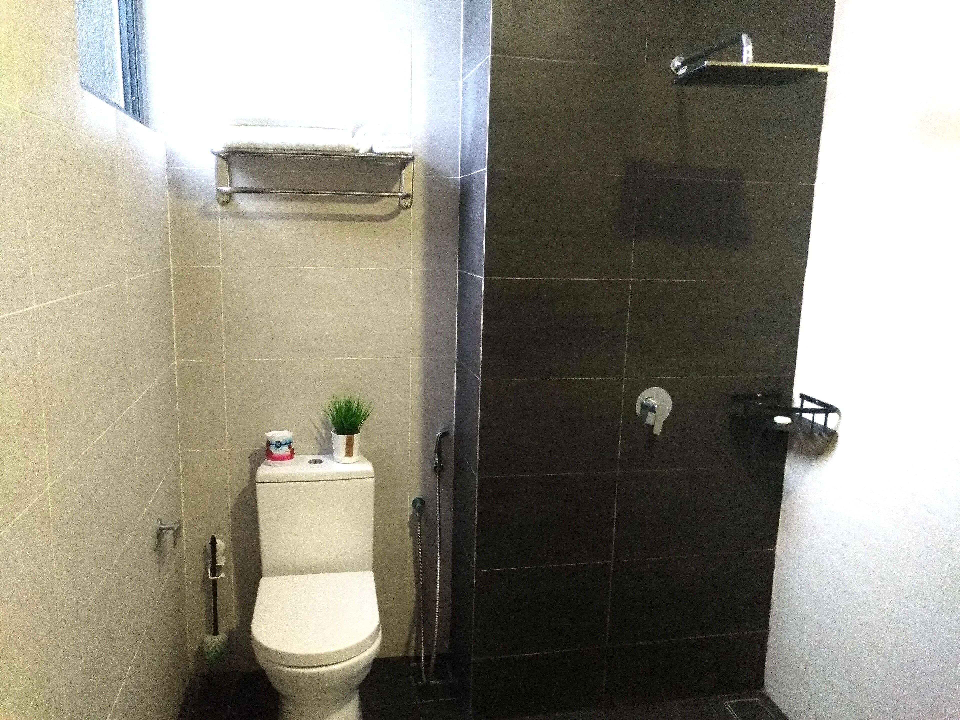 Ducha, secador de pelo, toallas y jabón