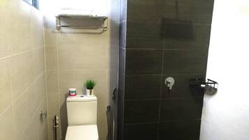 Suihku, hiustenkuivaaja, pyyhkeet, saippua