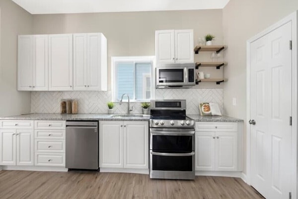 Een koelkast, een microgolfoven, een oven, een kookplaat