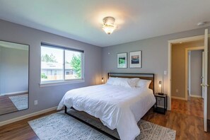 3 makuuhuonetta, työpöytä, silitysrauta/-lauta, vauvan matkasänky