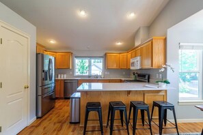 Jääkaappi, mikroaaltouuni, uuni, liesi