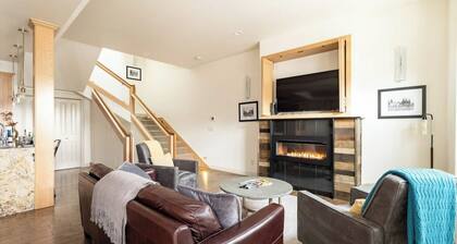 Rooftop deck. Walk to downtown&River! Fire pit