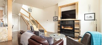 Rooftop deck. Walk to downtown&River! Fire pit