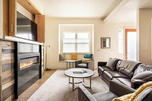 Smart TV, fireplace, offices - Rooftop deck. Walk to downtown&River! Fire pit (Bend)