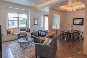 Smart TV, fireplace, offices - Rooftop deck. Walk to downtown&River! Fire pit (Bend)