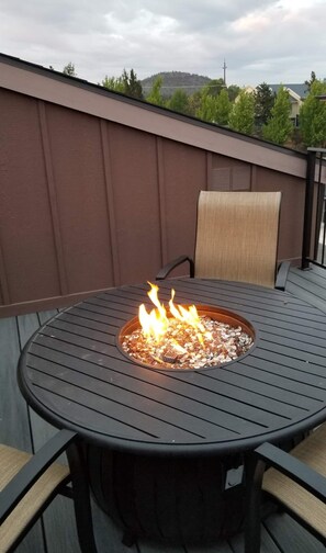 Outdoor dining - Rooftop deck. Walk to downtown&River! Fire pit (Bend)