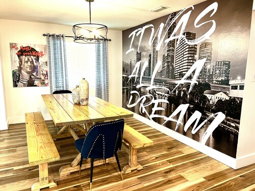 TaNpa Villa! Artsy home in the middle of everything!