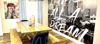 TaNpa Villa! Artsy home in the middle of everything!