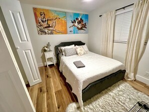 3 bedrooms, desk, iron/ironing board, travel cot - TaNpa Villa! Artsy home in the middle of everything! (Tampa)