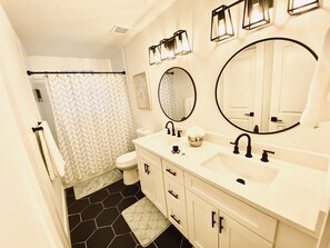 Combined shower/bathtub, hair dryer, towels, soap - TaNpa Villa! Artsy home in the middle of everything! (Tampa)