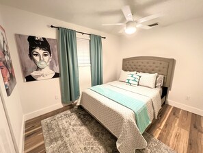 3 bedrooms, desk, iron/ironing board, free WiFi - TaNpa Villa! Artsy home in the middle of everything! (Tampa)