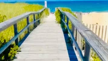 Plage à proximité, chaises longues, serviettes de plage