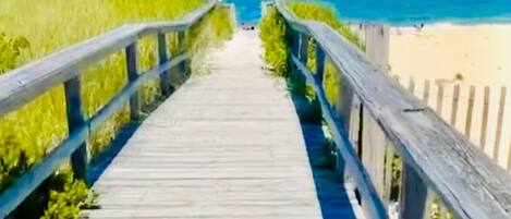 Plage à proximité, chaises longues, serviettes de plage