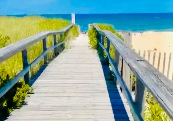 Plage à proximité, chaises longues, serviettes de plage