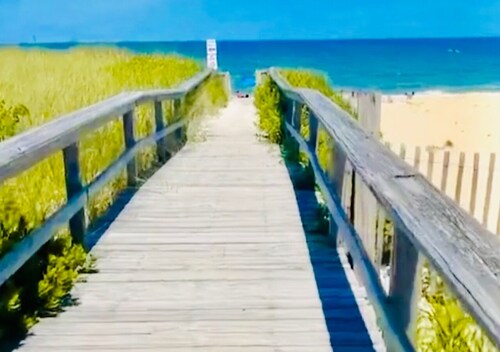 Stunning seaside loft, walk to beach, romantic getaway for 2 + pet