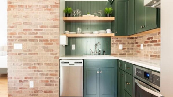 Kühlschrank, Mikrowelle, Ofen, Herdplatte