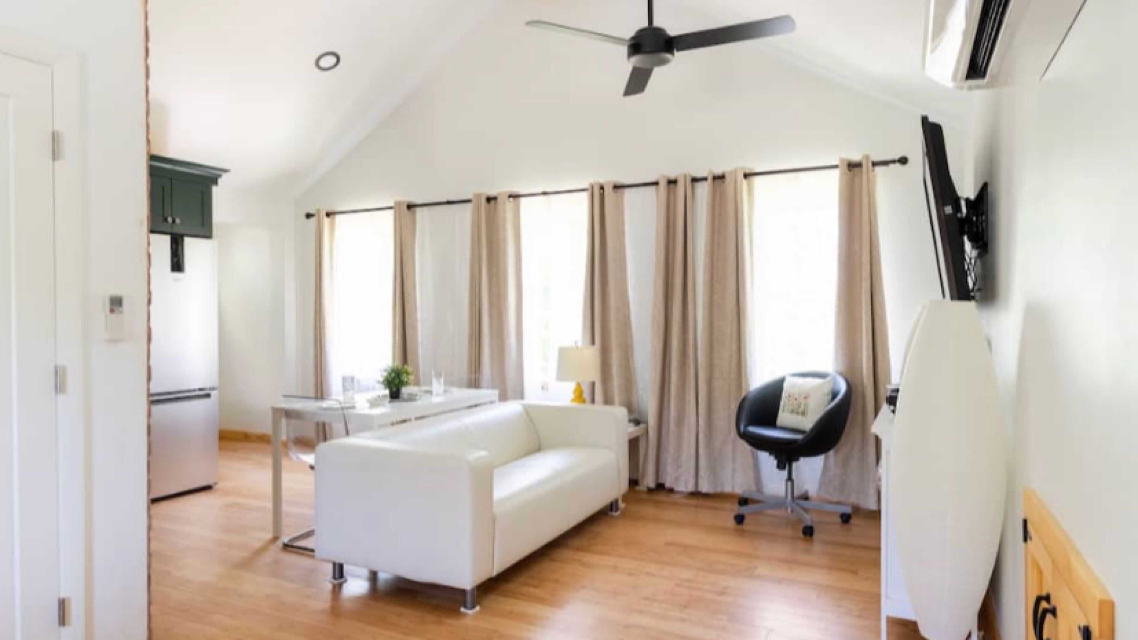 TV connectée, livres, médiathèque, vidéothèque