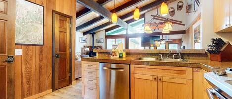 ثلاجة، ميكروويف، فرن، غسالة أطباق