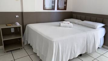 Quarto casal | Escrivaninha, espaço de trabalho para notebook, roupa de cama