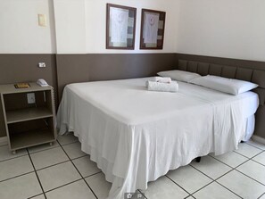 Quarto casal | Escrivaninha, espaço de trabalho para notebook, roupa de cama