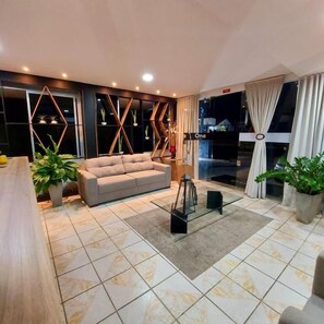 Una sala de estar moderna con un sofá, una mesa de centro y plantas en macetas.