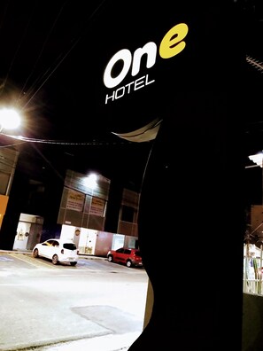 Un letrero de hotel con el nombre 'one HOTEL'.