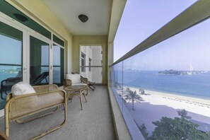 1 bedroom - Modern Bright Apt w Sea Front Views of Burj al Arab (Dubai)