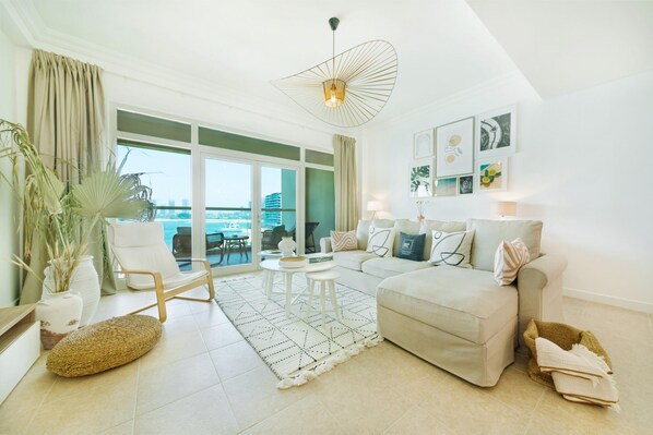 1 bedroom - Modern Bright Apt w Sea Front Views of Burj al Arab (Dubai)