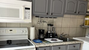 Wasserkocher mit Kaffee-/Teezubehör, Kühlschrank, Mikrowelle, Toaster