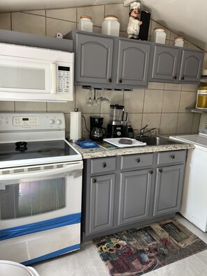 Refrigerador, microondas, cafetera y tetera y tostadora 