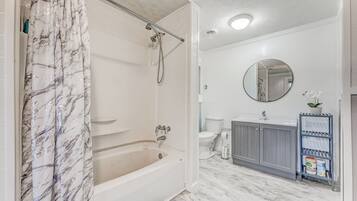 Ensemble baignoire-douche, serviettes fournies, papier de toilette