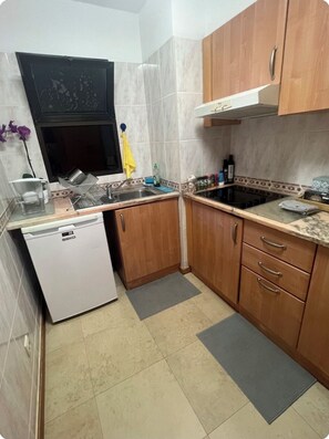 Kühlschrank, Mikrowelle, Wasserkocher, Toaster